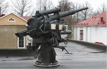 88-миллиметровое зенитное орудие времен Второй мировой войны установлено на крыше музея легиона SS 